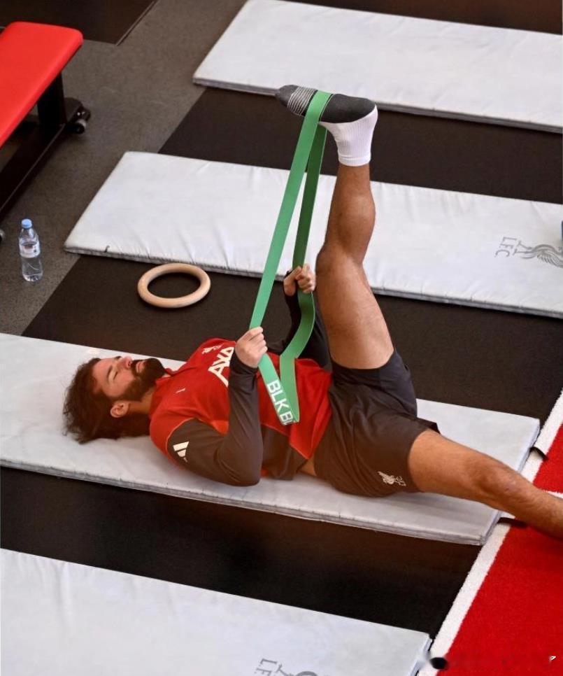 利物浦备战利兹联的图，远藤蓄胡须了 