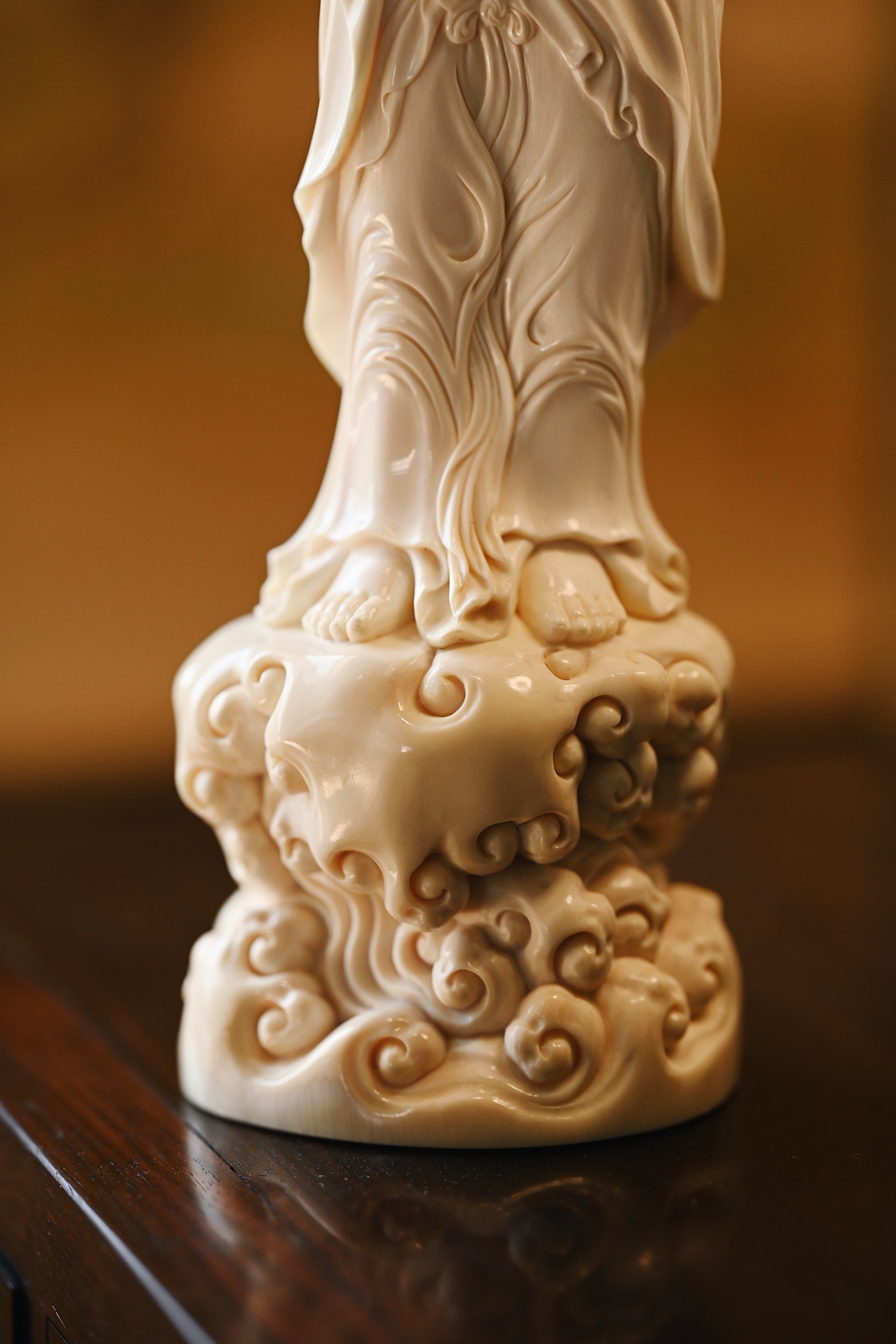 猛犸 | 合掌观音料质细腻，雕刻观音面相慈悲，双手合十于胸间，姿态沉静肃穆，衣纹