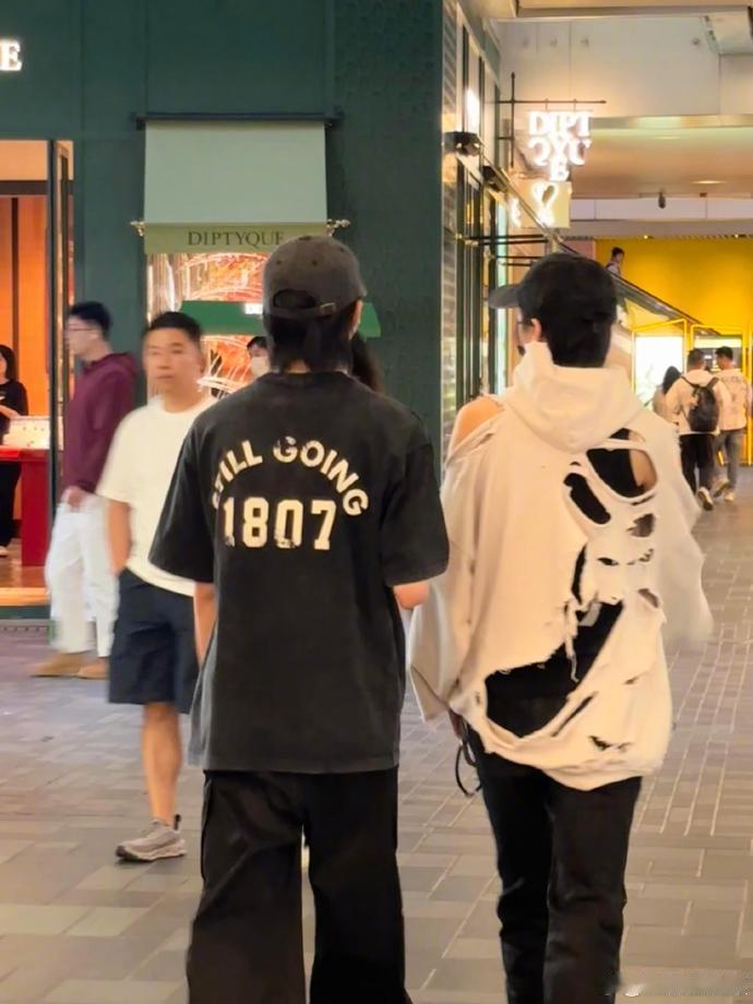 黄朔童禹坤又去三里屯逛街了童禹坤衣服上的洞越来越大了 谁又在三里屯撞见黄朔和童禹