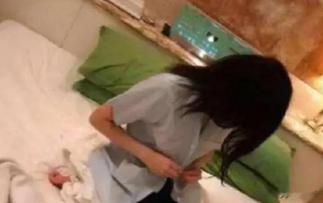 贵州，一男子到一处民宿跟女子私会，两个人发生的是不法的关系。碰巧办案人员到片区调