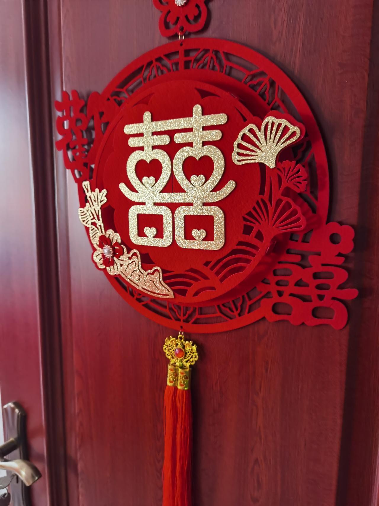 四年前我女儿结婚，堂哥随了四百元。今年国庆节，堂哥家儿子结婚，给我送来请柬，让我