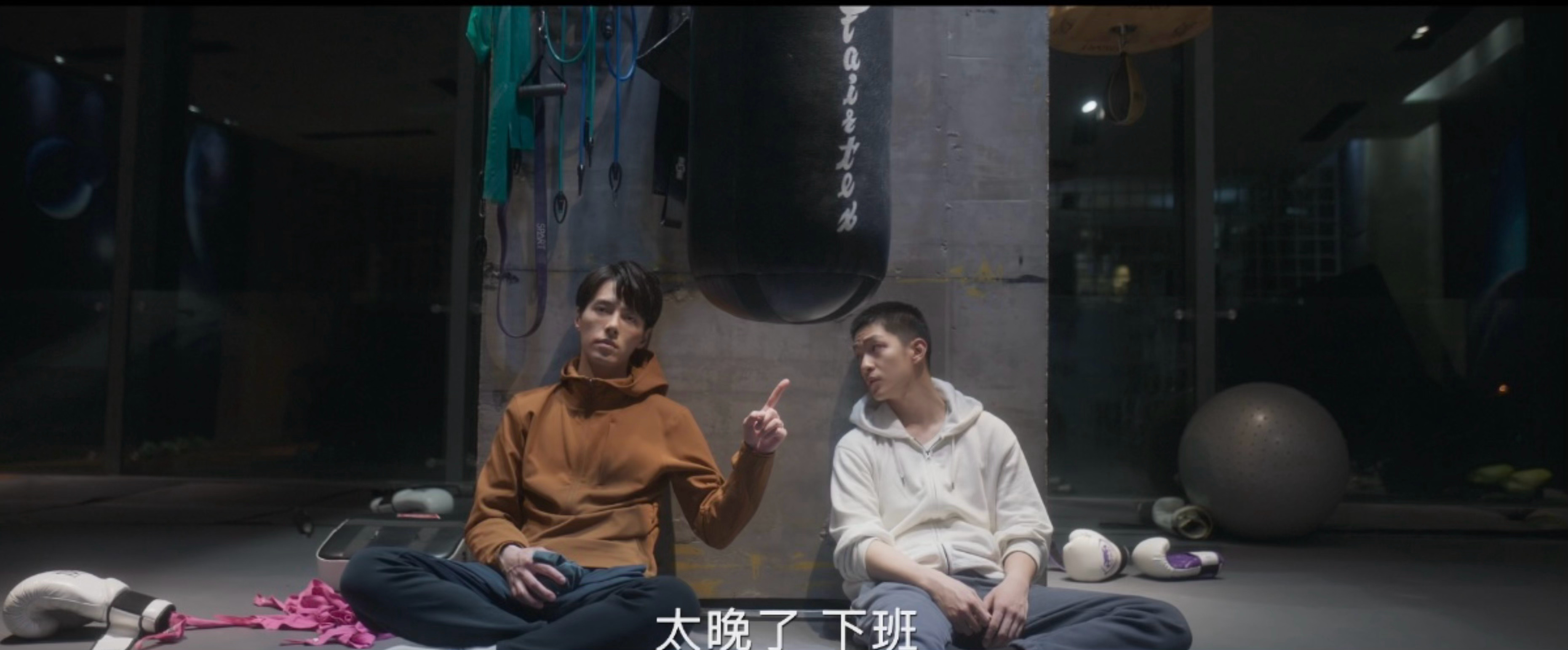 屈楚萧方逸伦新剧怼友变队友现代剧上演不打不相识，设定超对味，坐等两人精彩对手戏！