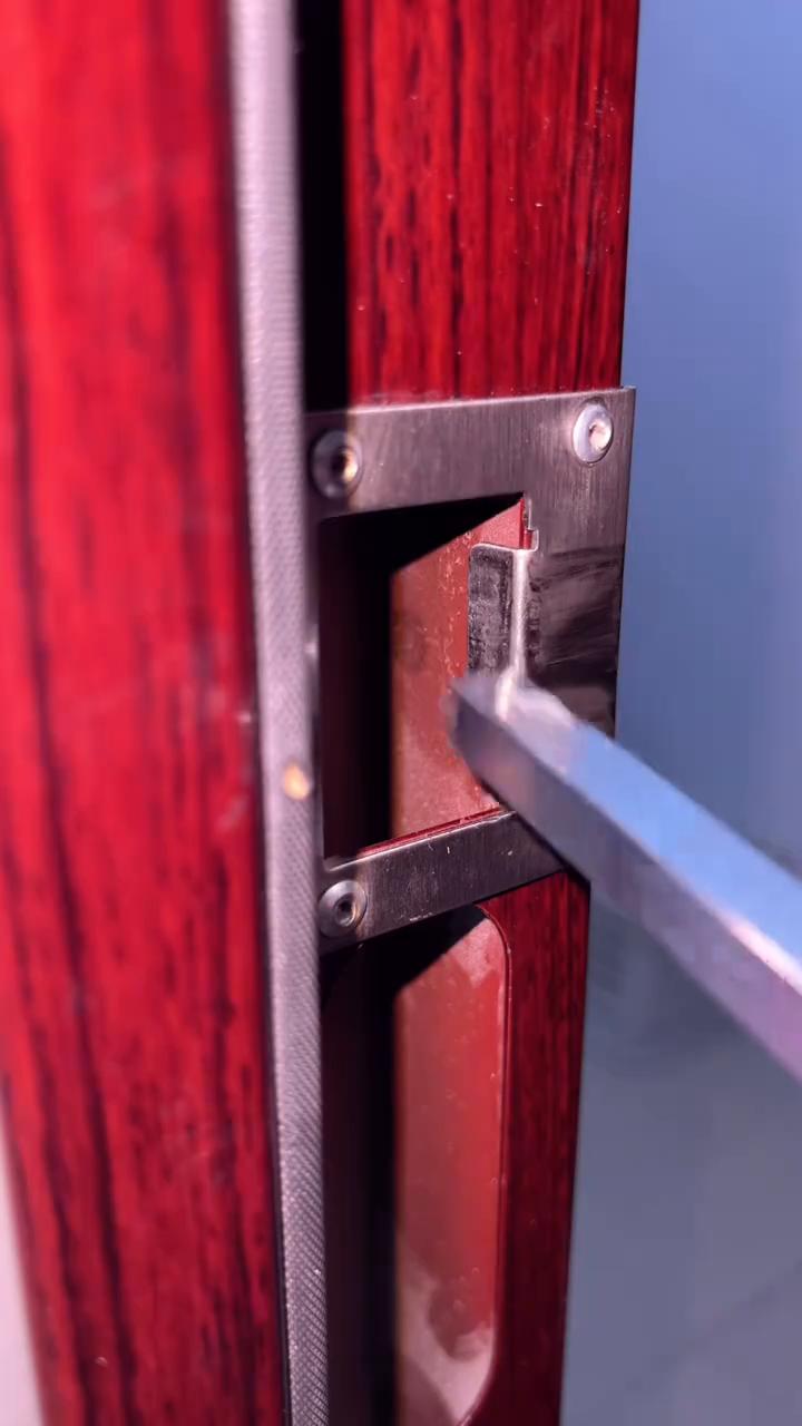 门关不严咣当响，一招教你解决问题。
家里的入户门关上以后啪嗒啪嗒响还漏风，问题都