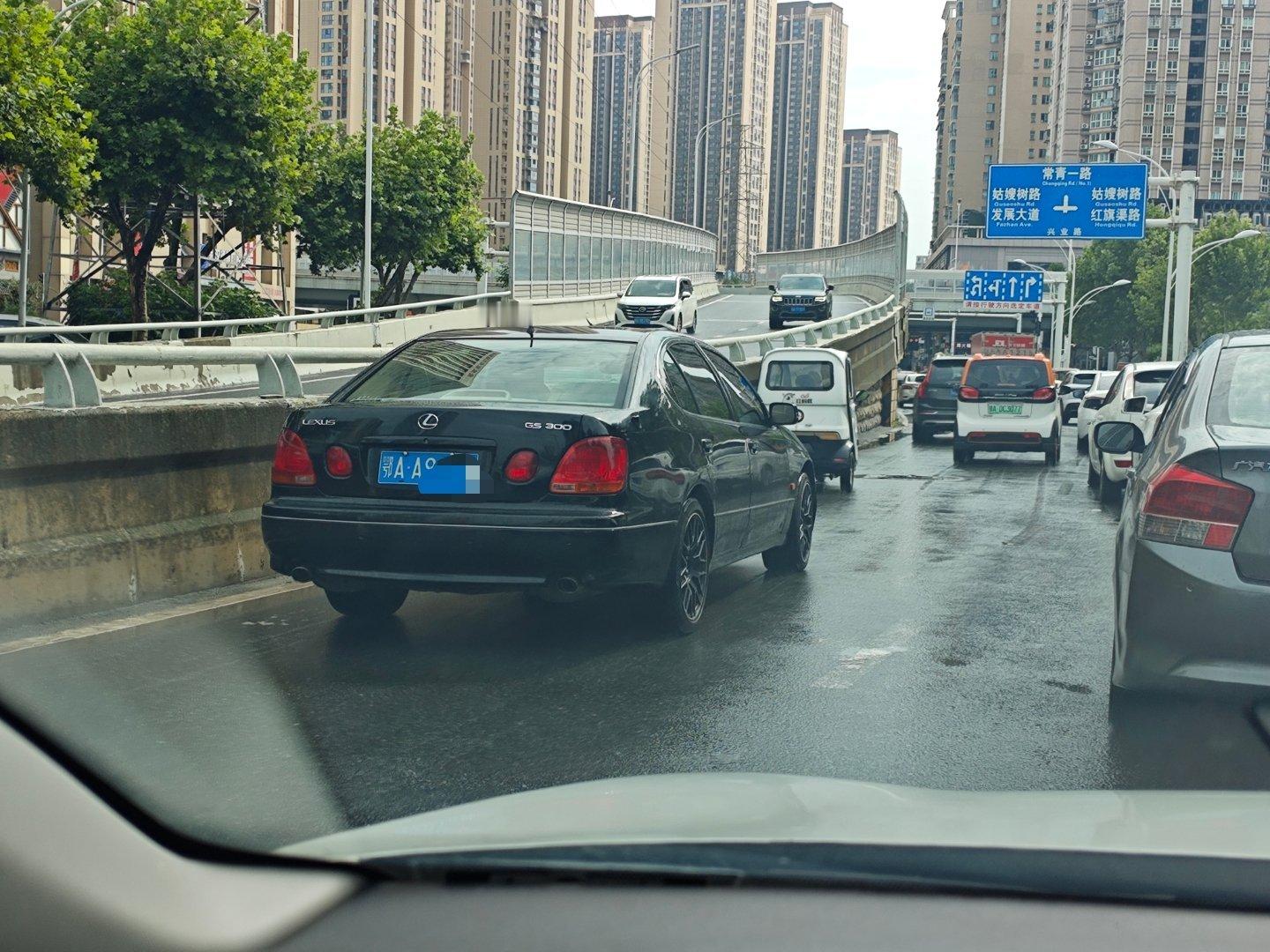 回武汉了，路上遇到个经典的四眼GS，真有味道。 ​​​