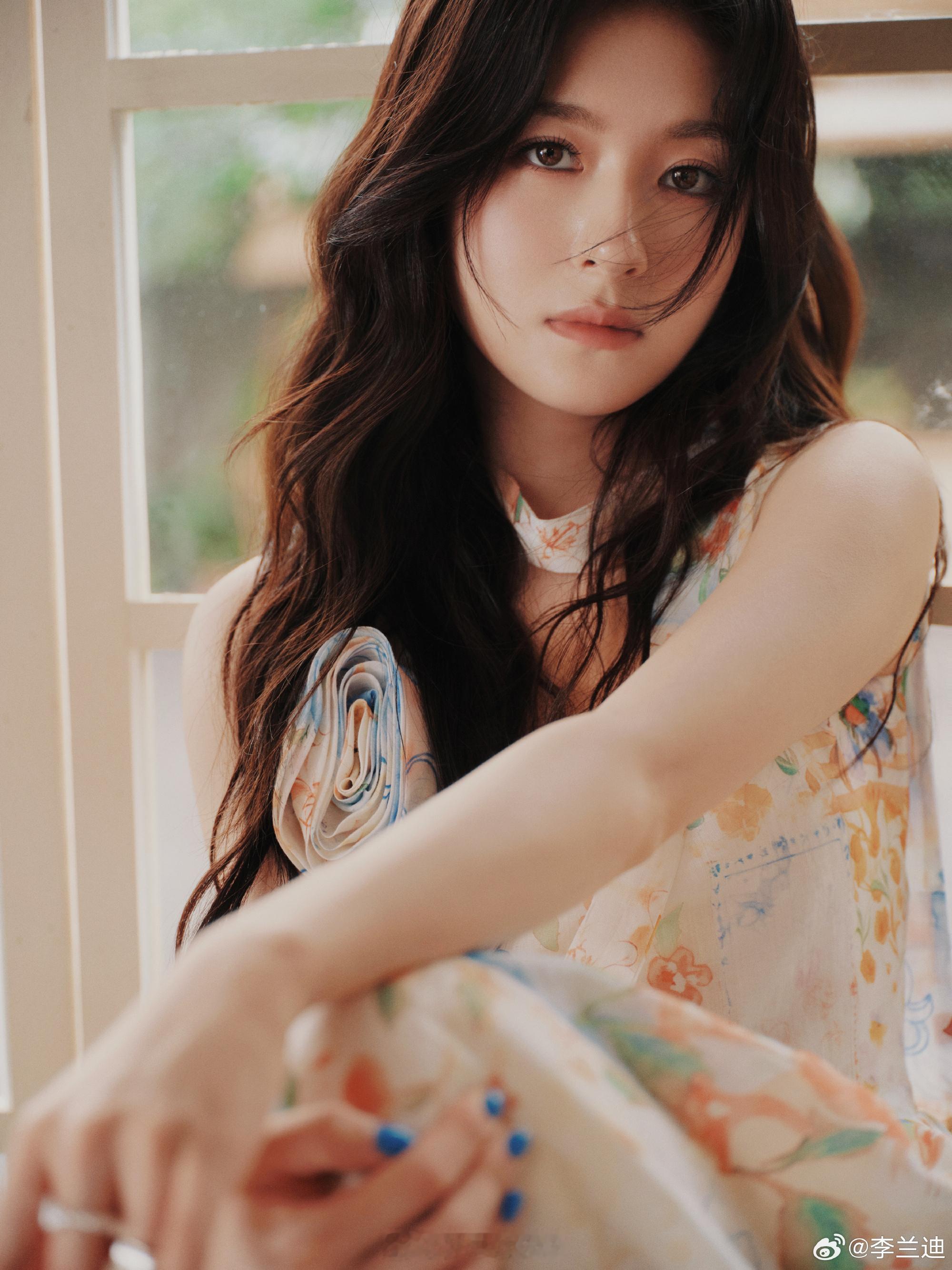 李兰迪今天妆造也太美了吧完全就是明媚清新的花仙子来了～一身碎花长裙跟春天简直不要