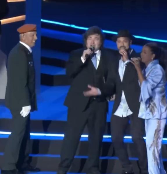 阿根廷总统米莱最近出访以色列，他又是在哭墙激动落泪，又是在独立日庆典上放声高歌，