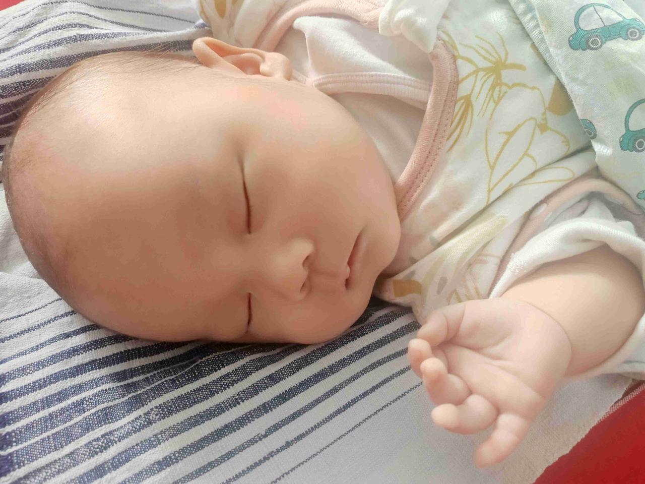 我的今日状态：😁轻松愉快
我这里的天气：☀️晴天  
今天晒太阳小家伙睡的很好