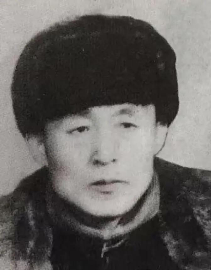 1940年，抗联军长戴鸿宾带着两支手枪、60两黄金、4万伪币从队伍里消失了，没人
