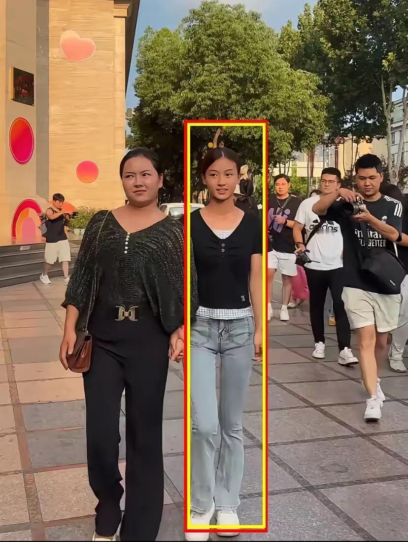 现在很多素人出圈靠精修图确实容易“见光死”，七七这情况也不算意外。毕竟精修能磨掉