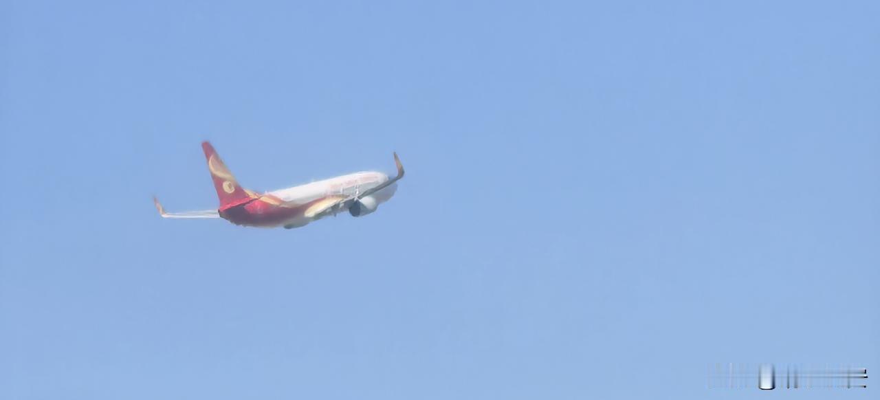 翻相册时看到这张随手拍的天空，湛蓝一片，像被水洗过一样干净。
看着照片，思绪飘远