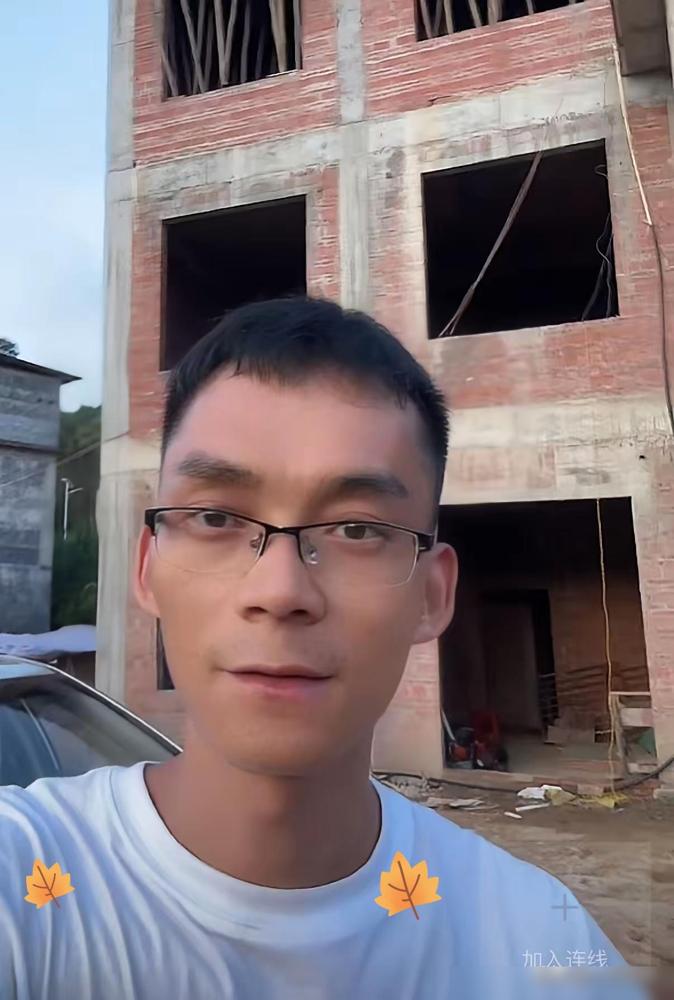 33万买不来一声“谢谢” 他带大家参观新建好的三层自建房，一层三层归自己，二层分