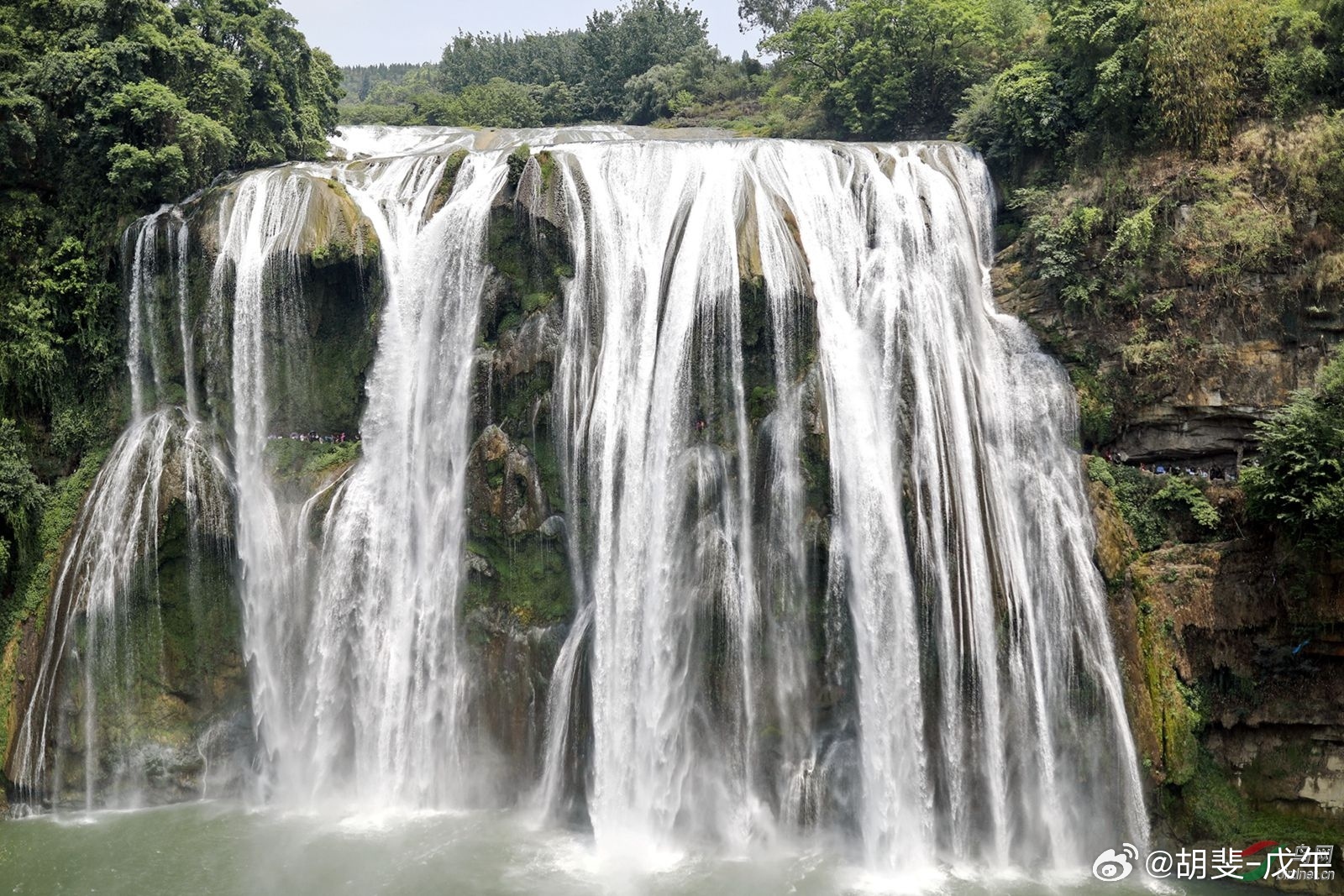 有人说：每年的4月份中国股市都不好，2025年4月7日也暴跌了。 