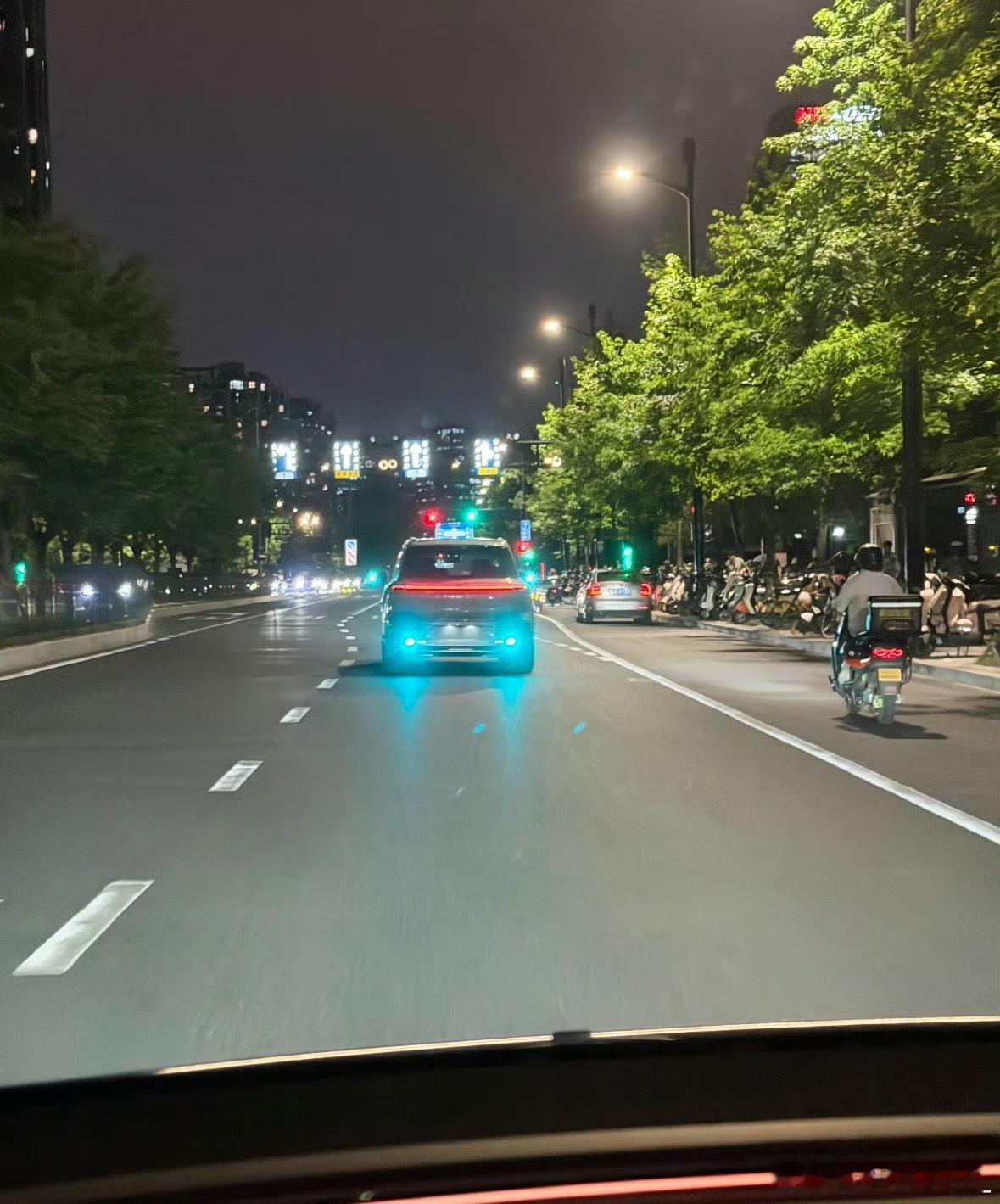 小蓝灯路上的智驾小蓝灯其实作用挺大，亮灯就能提醒后车，前车开启了辅助驾驶，便于大
