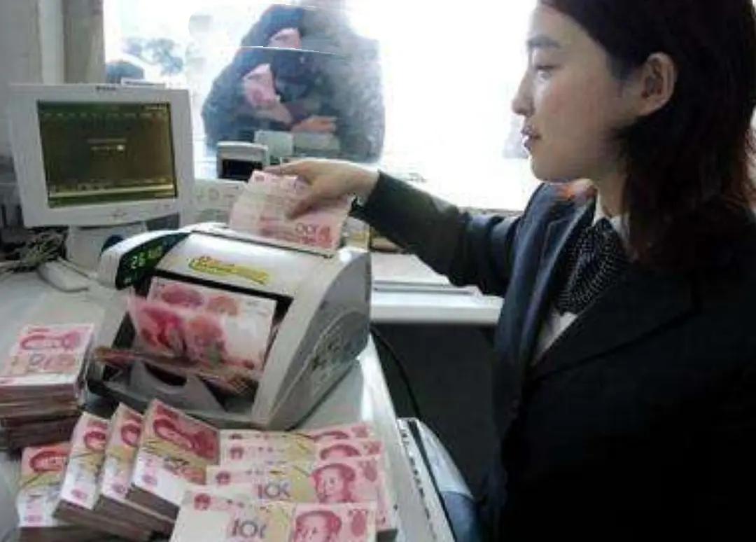 明年起，我国将取消存取现金超5万元需登记的规定，这一便民举措将简化民众金融交易流