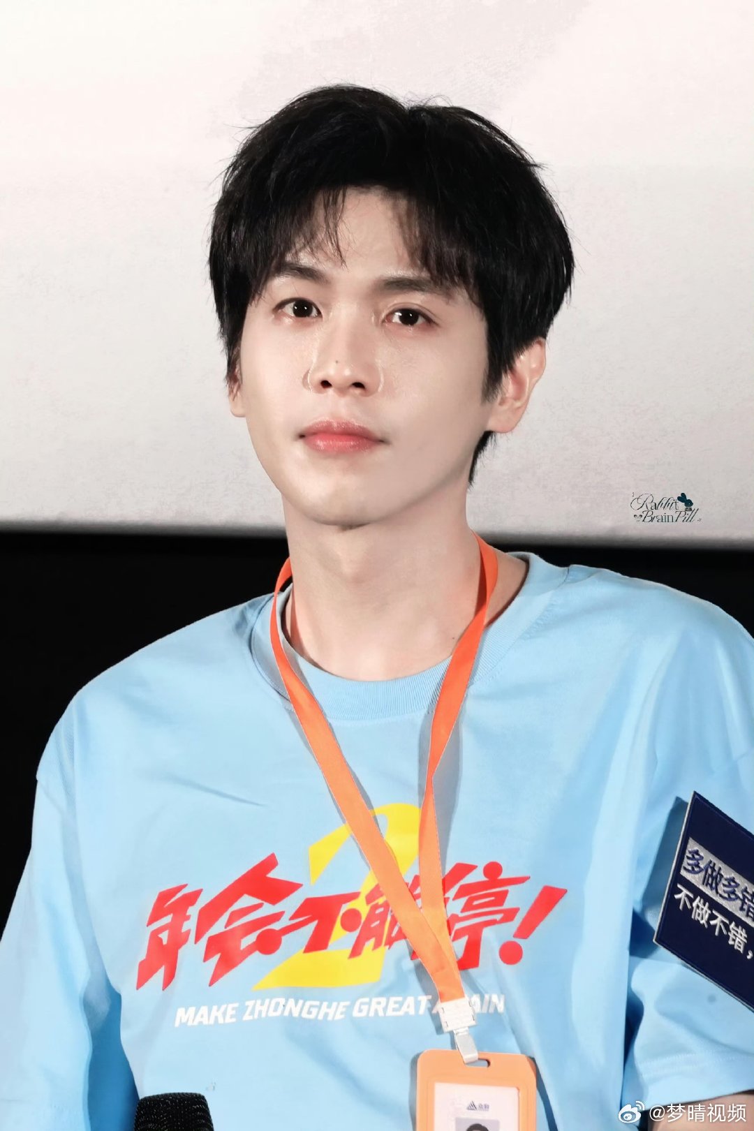 张若昀刘奔踩着音响下班《年会不能停2》高光名场面！张若昀饰演的刘奔踩着音响潇洒下