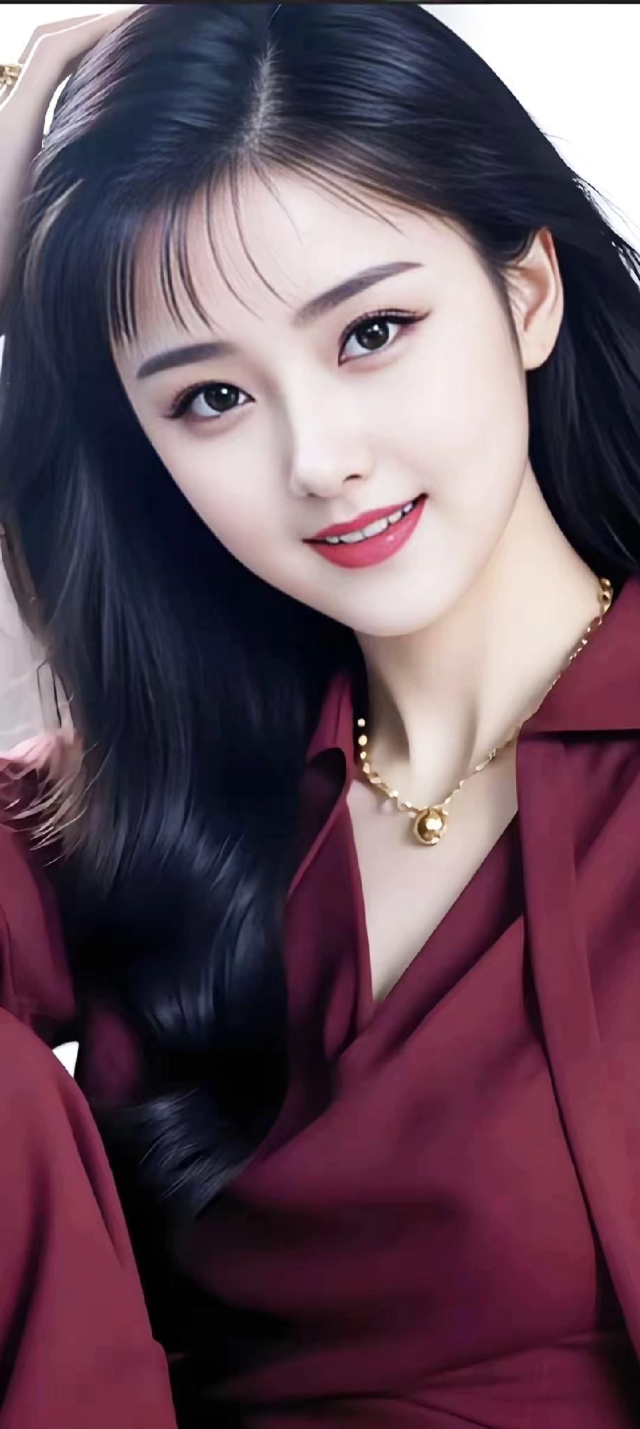 优雅红衣少女，金链点缀，甜美微笑，气质迷人！💄👗✨