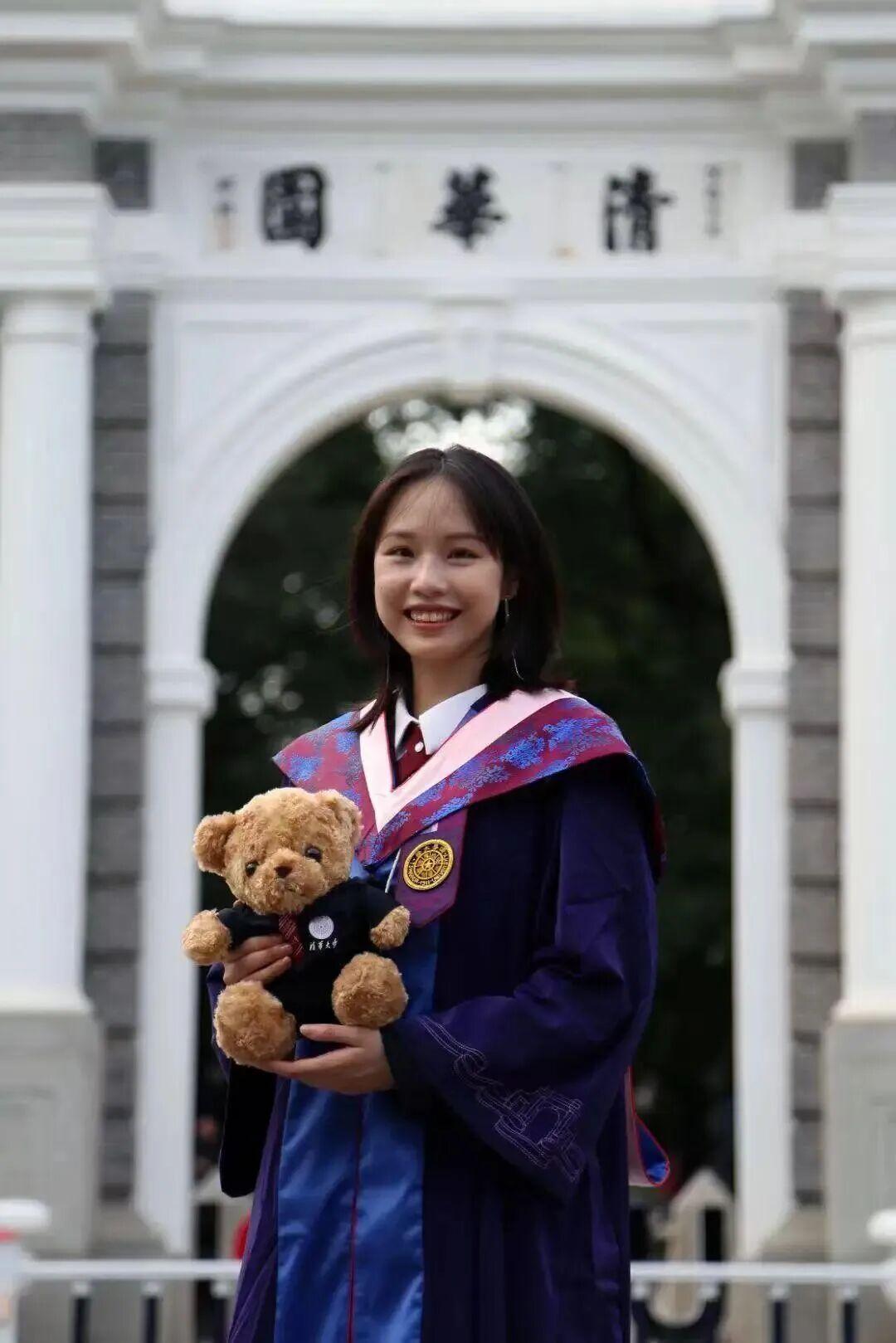 清华美院硕士转行纹眉，一年最高月入 10 万，这番操作又戳中了世俗中的 “学历偏