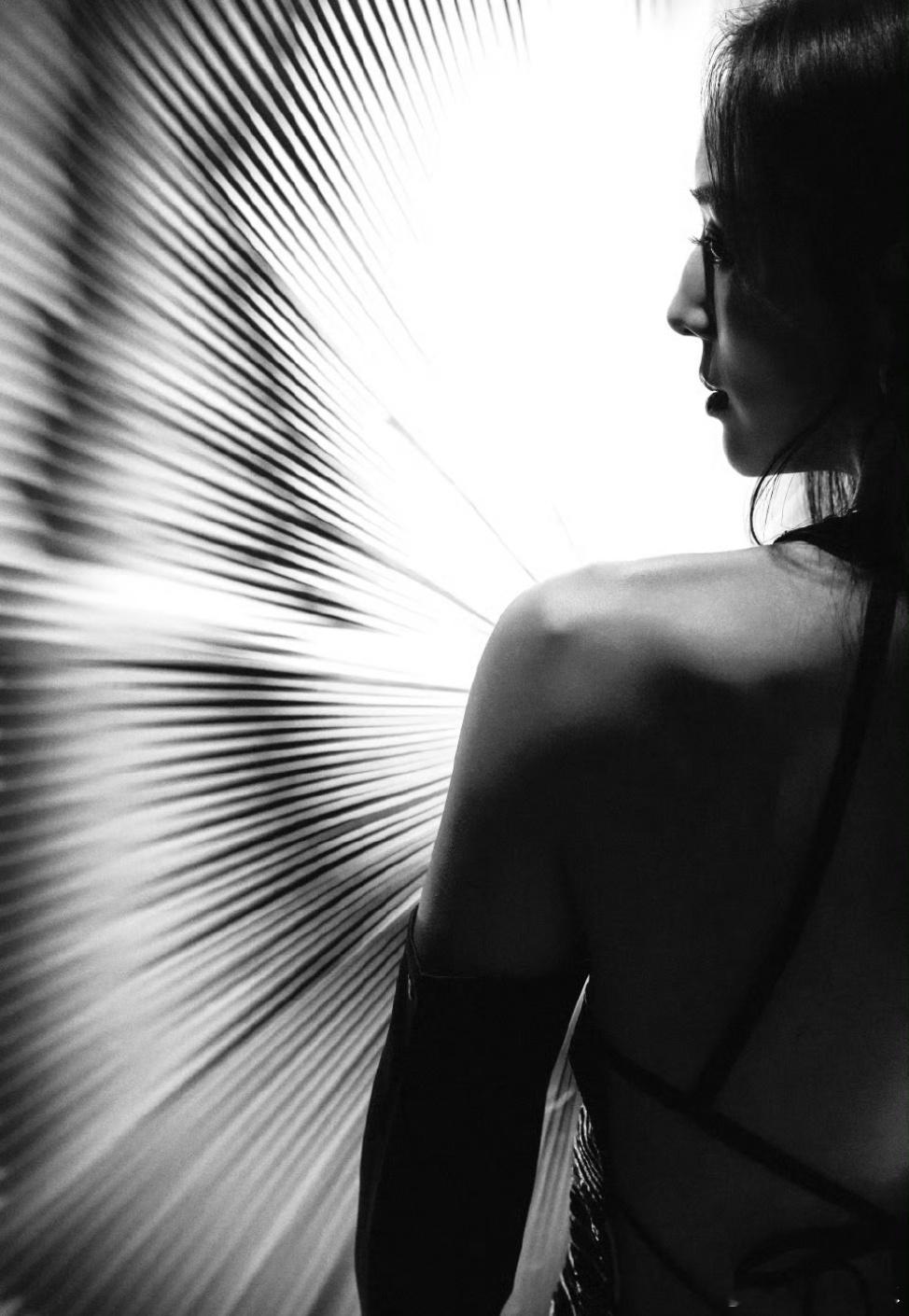 张钧甯黑白色调美背绝了！慵懒又高级，冬天看馋到，快安排丝瓜汤～ 