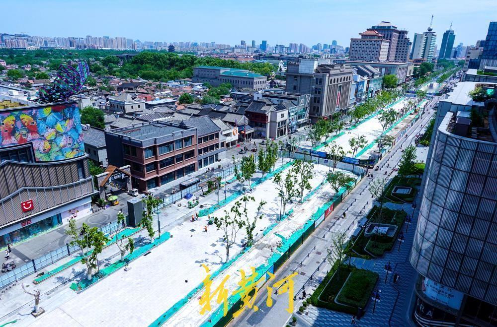 5月6日，在济南市趵突泉北路至县西巷之间的泉城路封闭施工区域内，快车道新石板铺装