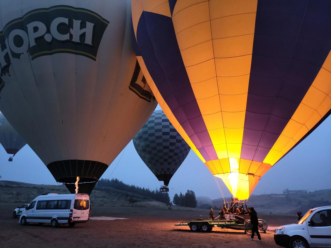 追热气球的人
我今天追着热气球跑了一上午，一路被人带着追，从起飞到降落，目睹了工
