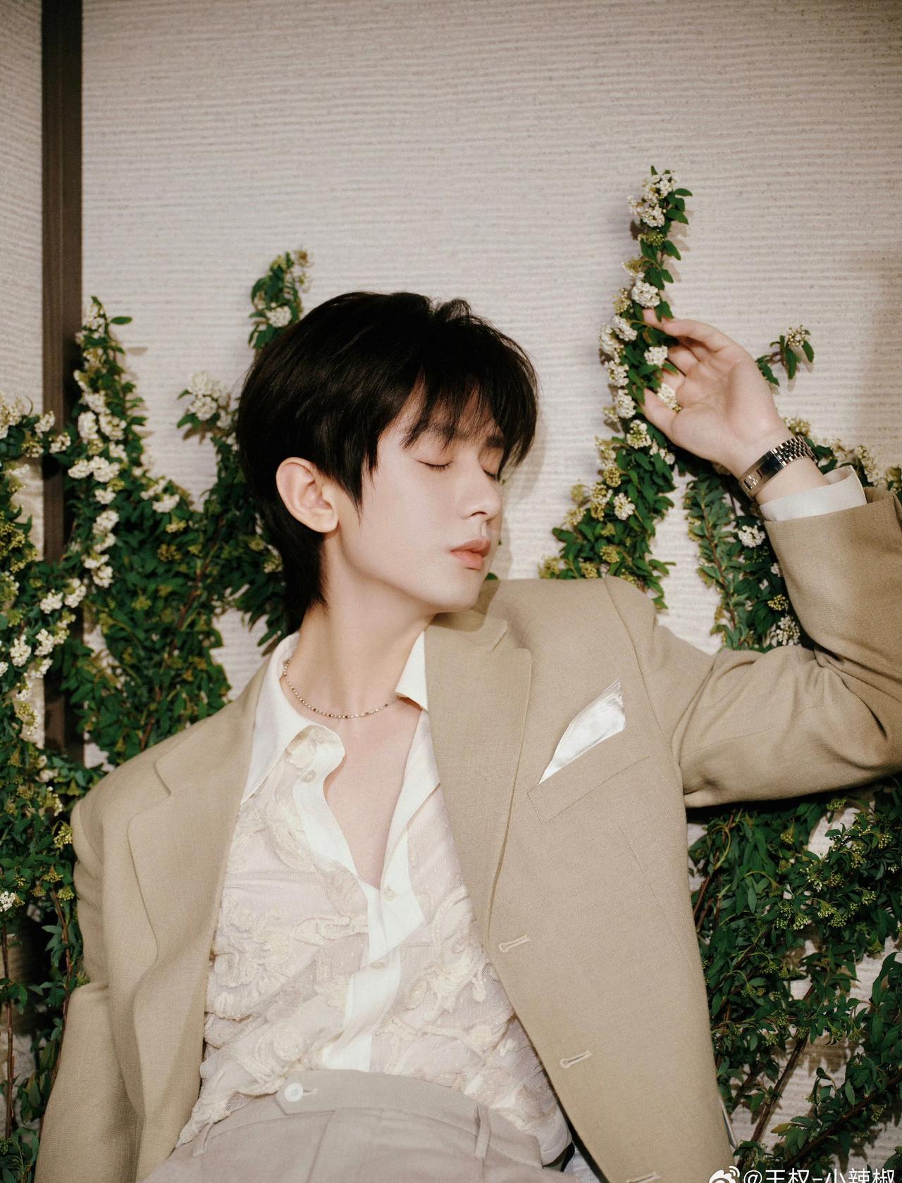 | 成毅深V上班

成毅你从不把梦想挂在嘴边，但每一个坚定的选择，都在诉说着无声