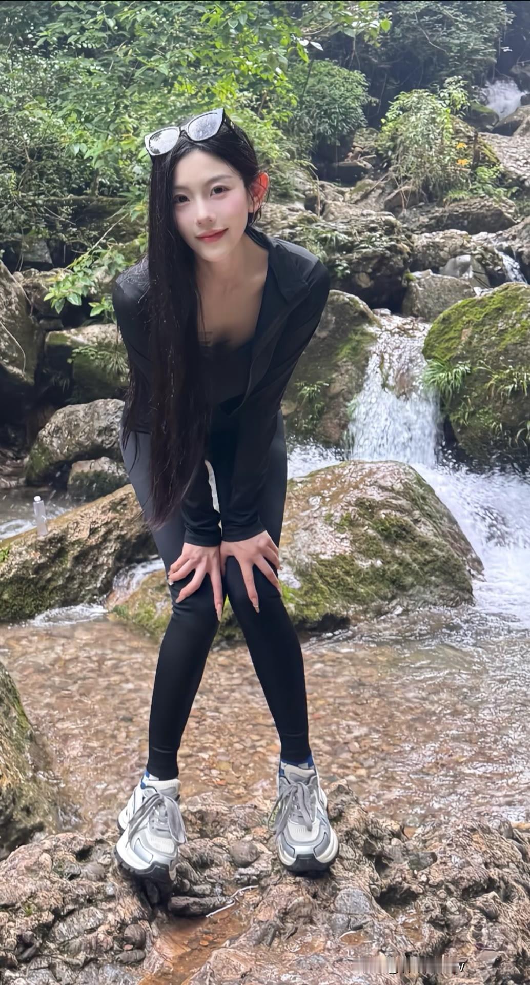 在山间溪流旁，感受大自然的清新与宁静。🍃💦美少女美景分享 极品美女穿搭 时尚