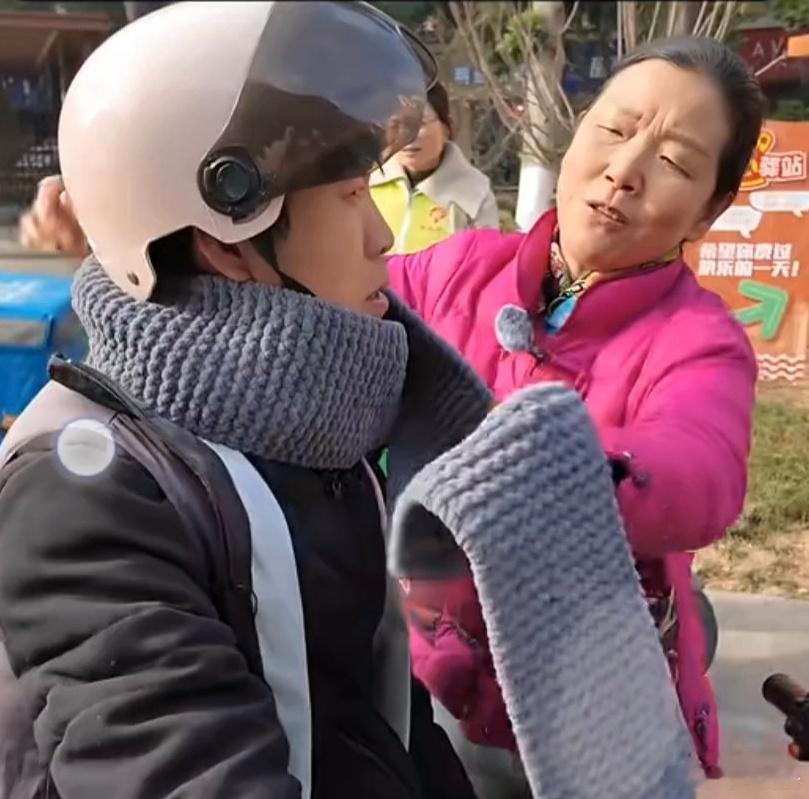 这不是普通的围巾，是冬日里的“暖心铠甲”，是长兴这座城市的温柔名片。正因为有许许