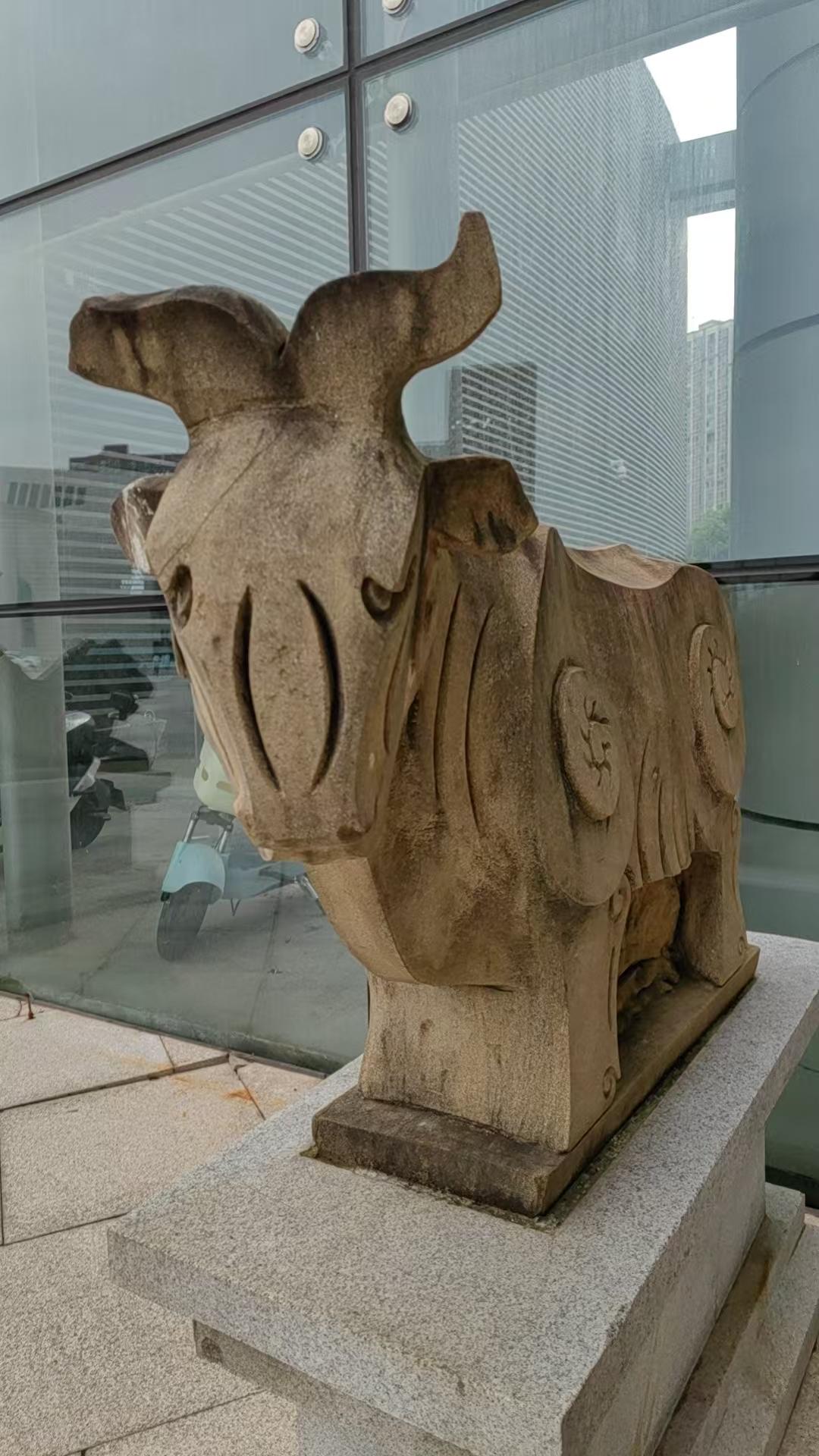 《是它还是她》
俄罗斯民歌《三套车》，唱到：
冰雪遮盖着伏尔加河
冰河上跑着三套