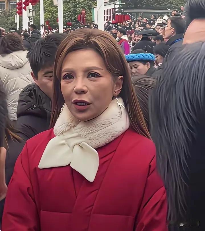 小组长张口就嫌五十岁前辈丑、
让带病的人滚蛋，
把机会让年轻人，
这话听着就让人