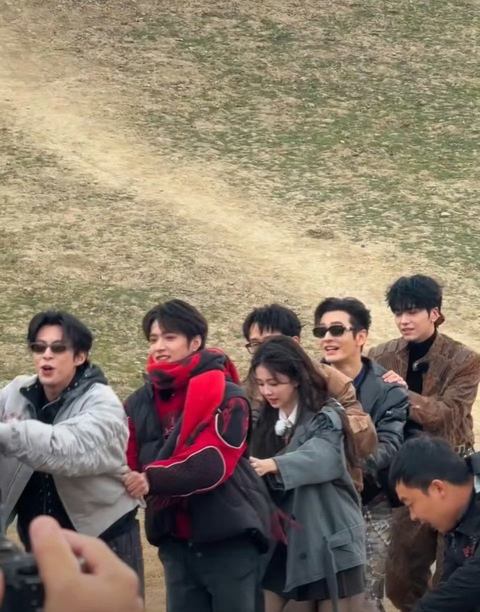 爆闪团一口气拟邀了半个娱乐圈高能量熟人局再升级，半个娱乐圈的神仙同框，光想想就已