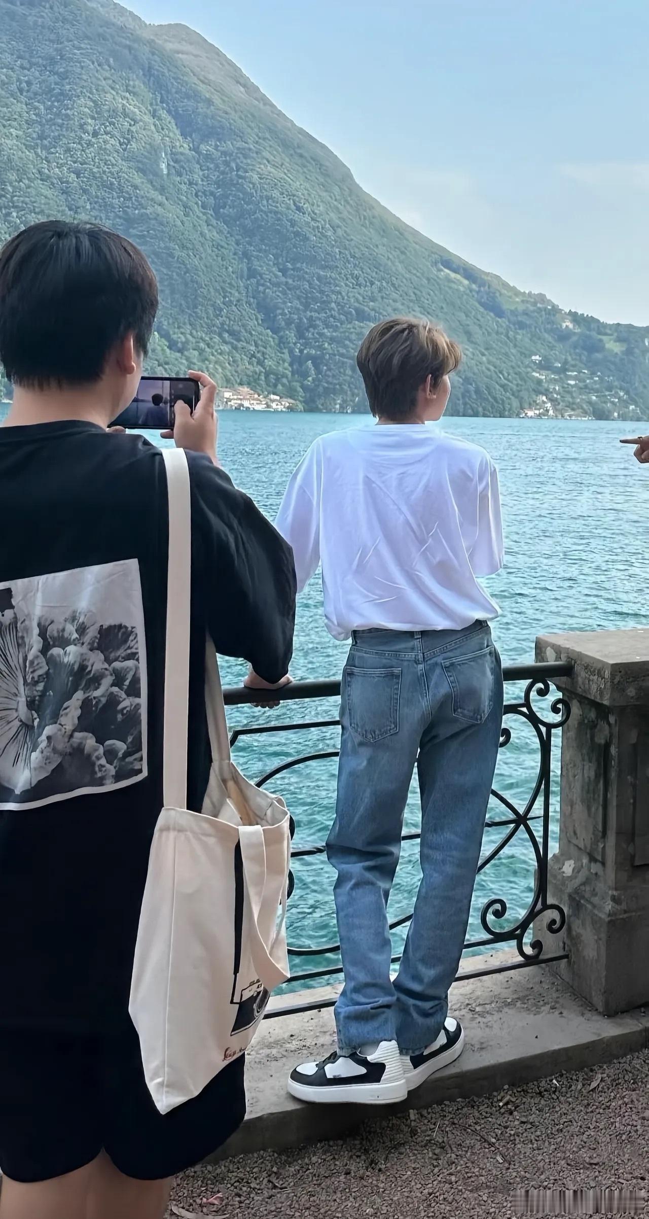 把偷拍他看海的照片送我好吗 