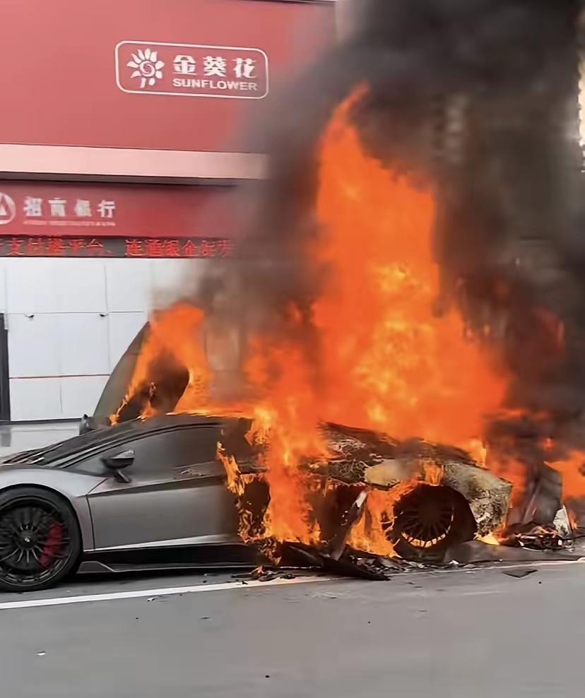 保险公司哭晕在厕所了！广州市区一辆兰博基尼开出来炸街，还没显摆几下就把车给炸没了