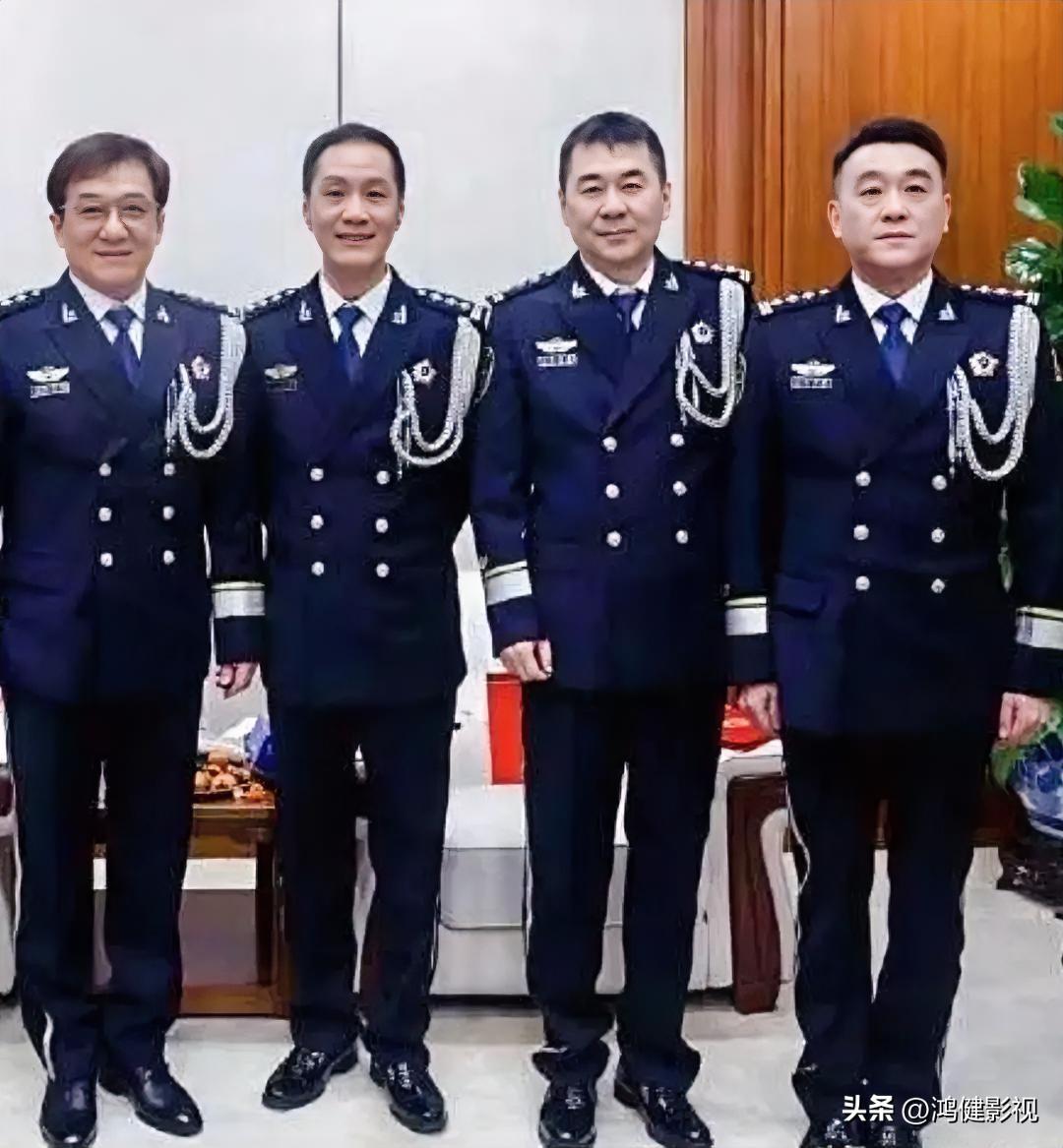 4人合影照。从左到右：成龙、冯远征、陈建斌，三位老戏骨制服一穿，一个比一个帅气！