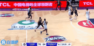 难怪球迷称他为“球痴”，太投入，太可爱了！
每场比赛，他都要与场上的球员融在一起