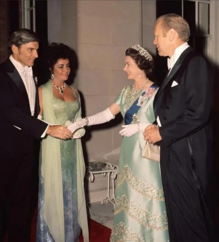 1976年，美国白宫，伊丽莎白泰勒见英国女王时，这镶满玉石的项链比王冠还抢镜，旁
