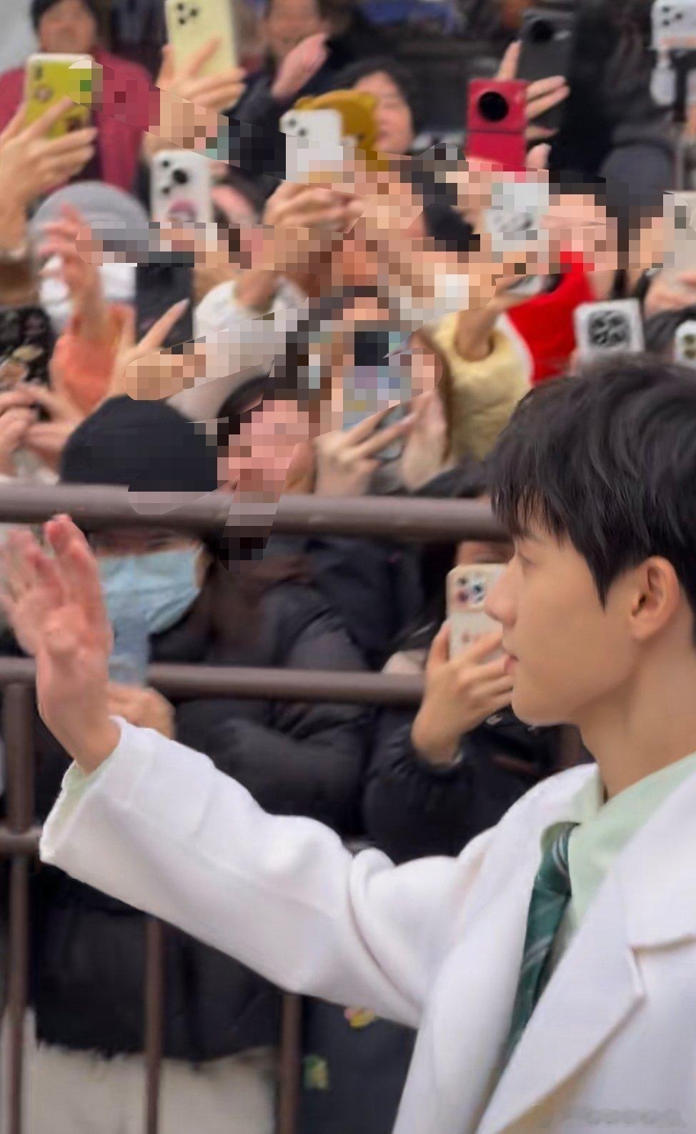 今天杭州到底有谁在啊 原来是李昀锐 今天白马王子出现了 现场人气爆棚人满为患了 