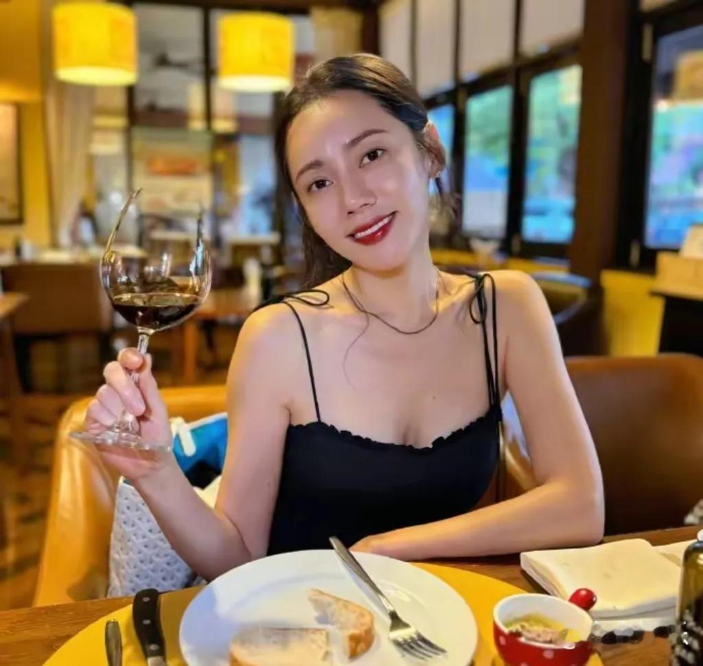 46岁的秋瓷炫晒出近照，又一次美到众人心里！照片里的她，大红唇鲜艳夺目，为整体造