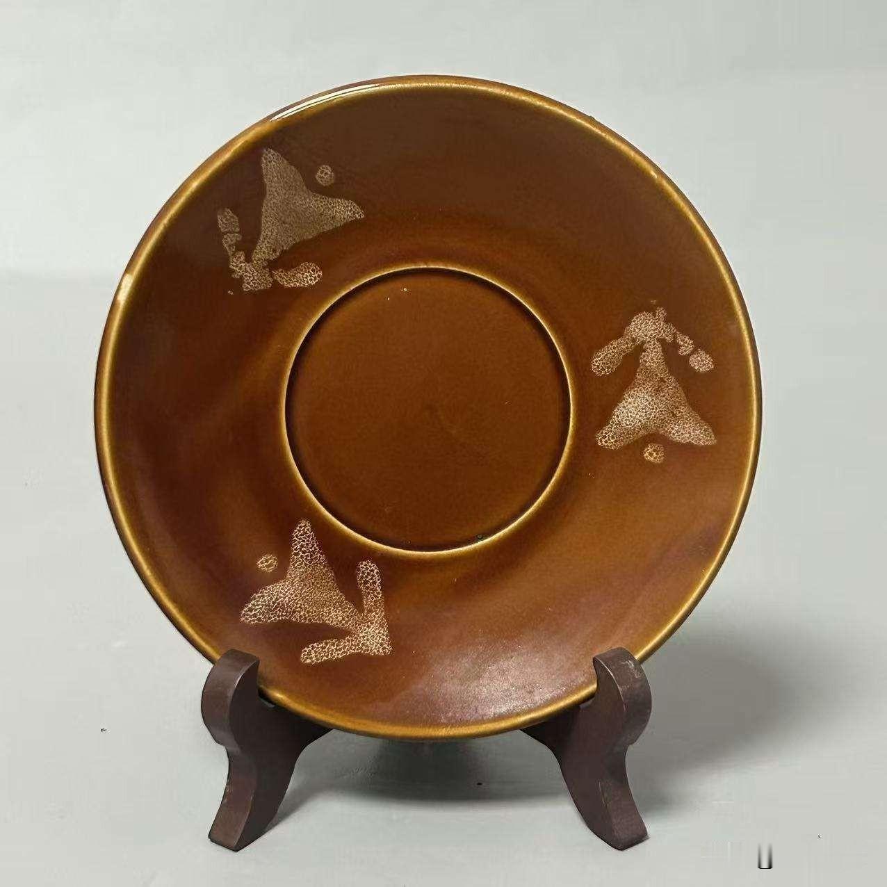 艺术品收藏的前景怎么样?
赏宋酱釉三鱼瓷盘，聊聊当下艺术品收藏前景
 
今日赏析