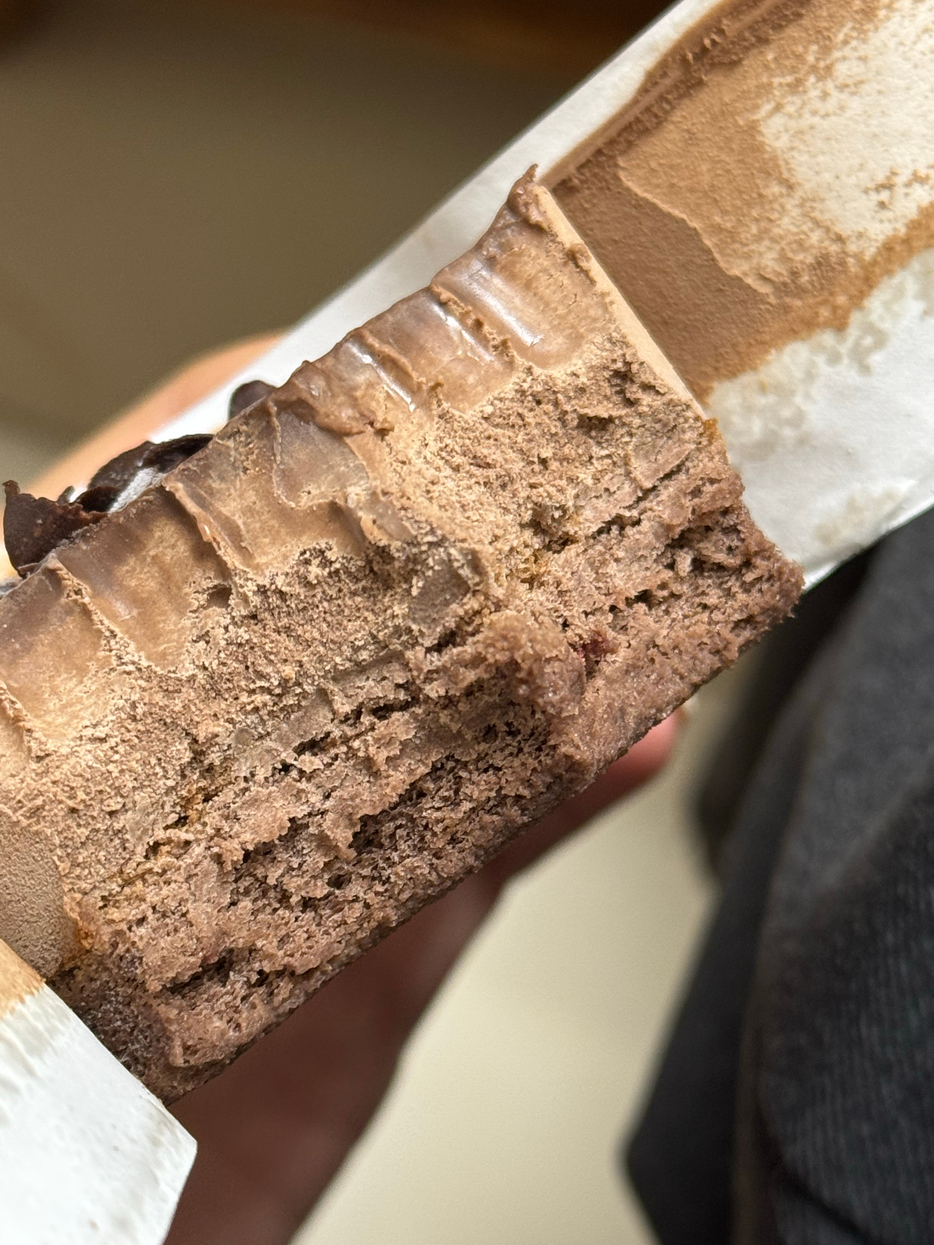 前两周在盒马买的生巧慕斯蛋糕，没吃完剩了两粒在冷冻室一直没有想起吃，刚刚饿得遭不