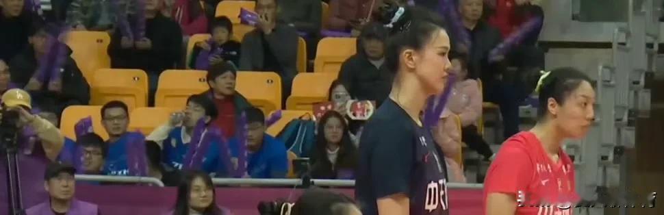 江苏女排第一局16：10领先，以为就稳赢了，去看辽宁和山东这场比赛，谁想到江苏2