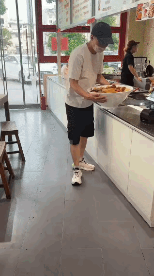 这么大一碗，能吃完吗？