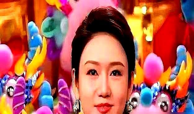 别再盯着龙洋的脸了，她背后干的事，比春晚舞台狠多了。
 
你以为央视主持读博是保