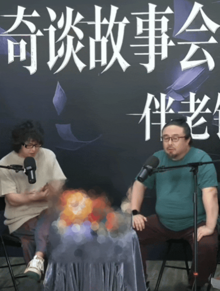 张震说我是所有人的童年噩梦当年宿舍熄灯躲被窝，耳机一塞人直接麻了！张震讲故事那音