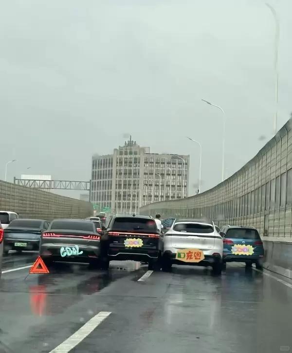 大型认亲现场[抠鼻][抠鼻][抠鼻]赶上桃园三结义了哈哈哈哈