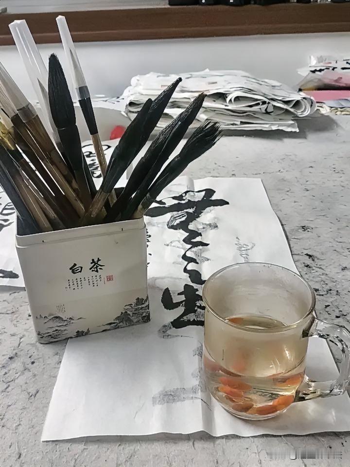真心话茶局杯有清茶，案有笔墨，在横竖撇捺里，寻一份安然自在。