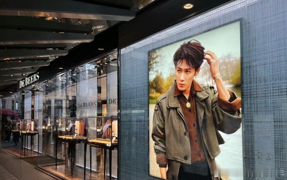 檀健次戴比尔斯店大屏海报 好贵的气质 ​​​这脸太适合大屏了[舔屏] ​​​