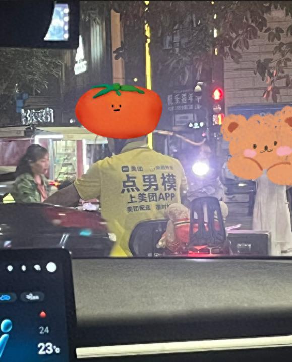 最近，有人发现美团骑手服上印有“点男模，上美团APP”字样，一眼假好嘛！要知道，