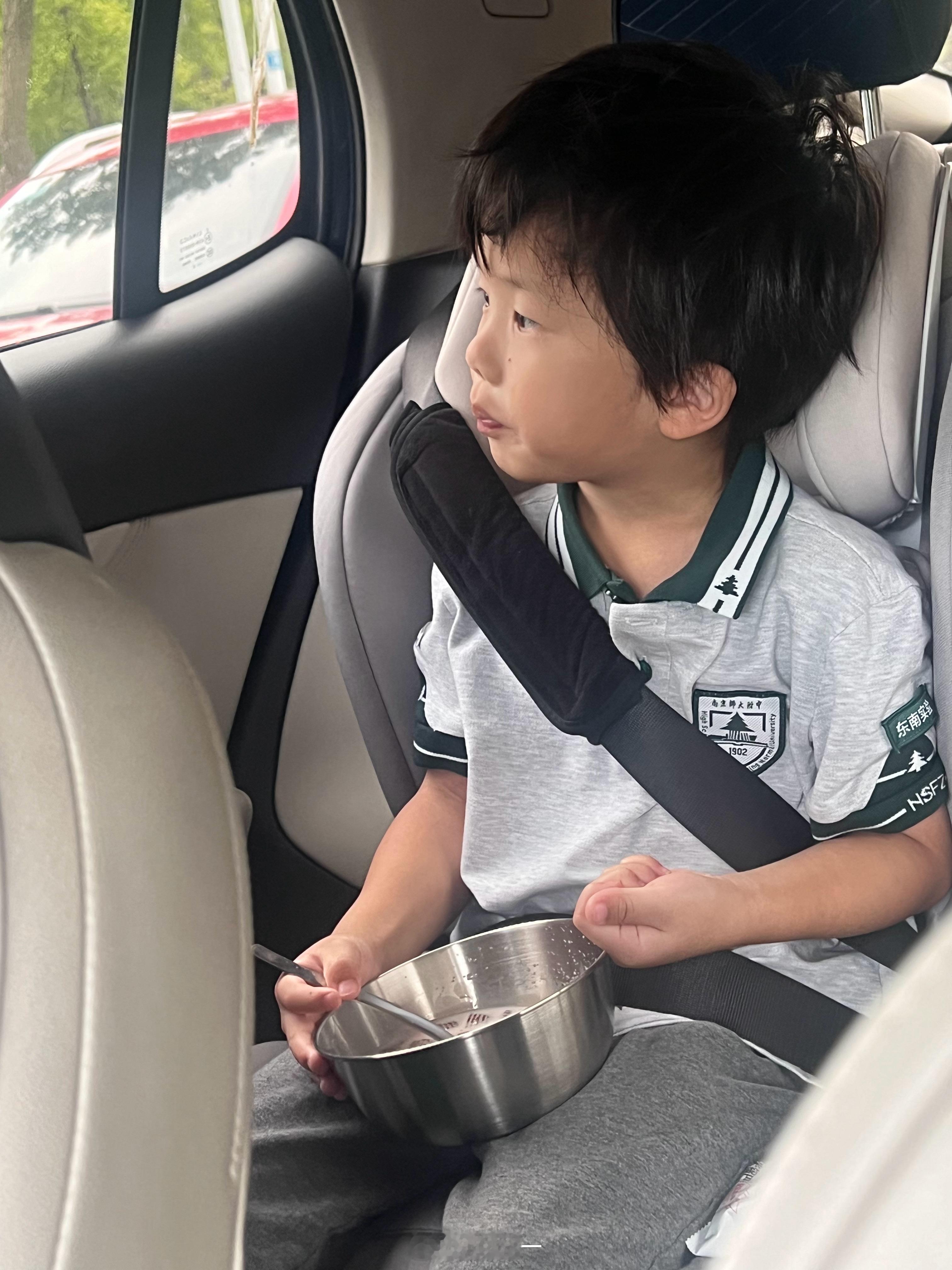 早上闹钟没响、一睁眼七点了 迅速洗脸刷牙穿衣开车出门。 牛奶泡麦片车上迅速解决。