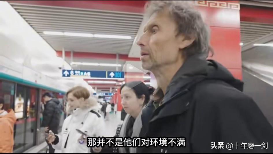 为什么许多外国人到中国不笑了，都是表情严肃地看着中国的一切？与其说是表情严肃，不