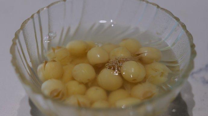 莲子#每天一味中草药# ​​​莲子味甘性凉，是夏季宁心补气的佳品。高压锅炖烂，加